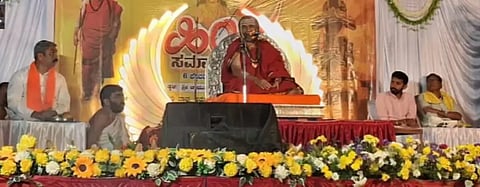 ಕೊಪ್ಪ ತಾಲೂಕು ತೆಂಗಿನಮನೆಯಲ್ಲಿ ನಡೆದು ತುಳುವಿನಕೊಪ್ಪ ಮಂಡಲ ಹಿಂದೂ ಸಮಾಜೋತ್ಸವದಲ್ಲಿ ಶ್ರೀ ಸ್ವಯಂಪ್ರಕಾಶ ಸಚ್ಚಿದಾನಂದ ಸರಸ್ವತಿ ಸ್ವಾಮೀಜಿ ಮಾತನಾಡಿದರು. ಉಮೇಶ್ ರಾವ್, ಕೆ.ಎಸ್.ಸುಬ್ರಹ್ಮಣ್ಯ ಶೆಟ್ಟಿ ಇತರರಿದ್ದರು. 