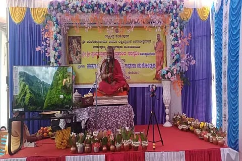  ಸಮಷ್ಟಿ ಸತ್ಯನಾರಾಯಣ ಪೂಜೆ, ಸಹಪಂಕ್ತಿ ಭೋಜನ ಕಾರ್ಯಕ್ರಮದಲ್ಲಿ ಶ್ರೀ ಸ್ವಯಂಪ್ರಕಾಶ ಸಚ್ಚಿದಾನಂದ ಸರಸ್ವತಿ ಸ್ವಾಮೀಜಿಆಶೀರ್ವಚನ ನೀಡಿದರು. 