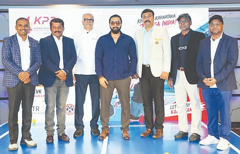 ಚೊಚ್ಚಲ ಪಿಕಲ್‌ಬಾಲ್ ಪ್ರೀಮಿಯರ್ ಲೀಗ್‌ನ ಸುದ್ದಿಗೋಷ್ಠಿಯಲ್ಲಿ ಪಾಲ್ಗೊಂಡ ನಟ ಶ್ರೀಮುರಳಿ, (ಎಡಭಾಗದಿಂದ) ಕೆಎಸ್‌ಪಿಎ ಉಪಾಧ್ಯಕ್ಷ ಶ್ರೀನಿವಾಸ್, ಅಧ್ಯಕ್ಷ ಶಿವಕುಮಾರ್, ಎಂಟ್ರೋಪಿ ಸ್ಪೋರ್ಟ್ಸ್ ಅಧ್ಯಕ್ಷ ಅನಿಲ್ ಕುಮಾರ್, ಕೆಎಸ್‌ಪಿಎ ಪ್ರಧಾನ ಕಾರ್ಯದರ್ಶಿ ರಜತ್ ಕಾಂಕರ್ ಹಾಗೂ ಆಯೋಜಕರಾದ ಆಶೀಶ್ ಸ್ವರ್ಣಾಂಕರ್.