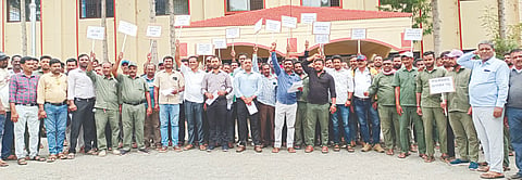  ವಿದ್ಯುತ್ ಸಂಸ್ಥೆಯ ನಿರ್ವಹಣೆ ಜವಾಬ್ದಾರಿಯನ್ನು ಖಾಸಗಿ ಸಂಸ್ಥೆಗೆ ವಹಿಸುವ ಪ್ರಸ್ತಾವವನ್ನು ವಿರೋಧಿಸಿ ತಾಲೂಕು ರೈತ ಸಂಘದ ಪದಾಧಿಕಾರಿಗಳು ತಹಸೀಲ್ದಾರ್ ವೈ.ಎಂ.ರೇಣು ಕುಮಾರ್ ಅವರಿಗೆ ಮನವಿ ಸಲ್ಲಿಸಿದರು. ನರಸಿಂಹ ಶೆಟ್ಟಿ, ರಂಗಸ್ವಾಮಿ, ಶ್ರೀನಿವಾಸ ಇತರರು ಇದ್ದರು.