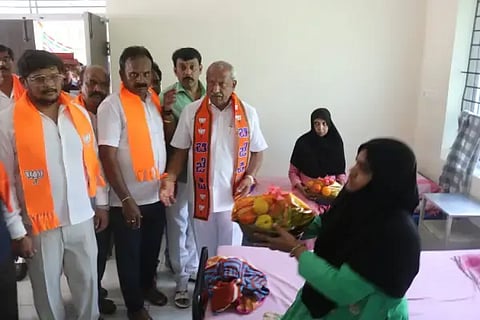 ಪ್ರಧಾನಿ ನರೇಂದ್ರ ಮೋದಿ ಹುಟ್ಟುಹಬ್ಬದ ಪ್ರಯುಕ್ತ ಶಾಸಕ ಬೈರತಿ ಬಸವರಾಜ ಅವರು ಸರ್ಕಾರಿ ಆಸ್ಪತ್ರೆಯಲ್ಲಿ ರೋಗಿಗಳಿಗೆ ಹಣ್ಣು ವಿತರಿಸಿದರು. ಪಾಲಿಕೆ ಮಾಜಿ ಸದಸ್ಯರಾದ ಶ್ರೀಕಾಂತ್​, ಪಿ.ಜೆ. ಅಂತೋಣಿಸ್ವಾಮಿ ಇದ್ದರು.