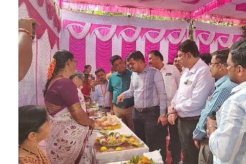 ದಾವಣಗೆರೆಯ ಸಹಾಯಕ ಕೃಷಿ ನಿರ್ದೇಶಕರ ಕಚೇರಿ ಆವರಣದಲ್ಲಿ ಬುಧವಾರ ಆಯೋಜಿಸಿದ್ದ ಸಿರಿಧಾನ್ಯ ಮತ್ತು ಮರೆತು ಹೋದ ಖಾದ್ಯಗಳ ಪ್ರದರ್ಶನವನ್ನು ಜಿ.ಪಂ. ಸಿಇಒ ಗಿತ್ತೆ ಮಾಧವ ವಿಠ್ಠಲ ರಾವ್ ವೀಕ್ಷಿಸಿದರು. ಜಿಯಾವುಲ್ಲಾ ಕೆ, ಅಶೋಕ್, ಶ್ರೀಧರಮೂರ್ತಿ, ಶಿವಪ್ಪ ಇದ್ದರು.