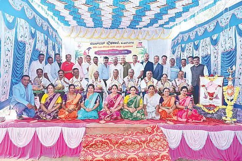  ಕೆ.ಆರ್.ನಗರದ ಪಟ್ಟಣದ ಜೆಎಸ್‌ಎಸ್ ಪ್ರೌಢಶಾಲೆಯಲ್ಲಿ ಶನಿವಾರ ಆಯೋಜಿಸಿದ್ದ ಗುರುವಂದನ ಹಾಗೂ 1997ನೇ ಸಾಲಿನ ಎಸ್‌ಎಸ್‌ಎಲ್‌ಸಿ ವಿದ್ಯಾರ್ಥಿಗಳ ಸ್ನೇಹ ಮಿಲನ ಕಾರ್ಯಕ್ರಮದಲ್ಲಿ ಶಿಕ್ಷಕರನ್ನು ಅಭಿನಂದಿಸಲಾಯಿತು. ಎಂ.ದೇವಲಿಂಗ ಸ್ವಾಮಿ, ಎ.ಕಾಂತರಾಜು, ಬಿ.ಎಸ್.ನಾಗರಾಜು, ಅಡ್ವೀಶ್, ಜ್ಞಾನದೇವ, ಮೋಹನ್ ಕುಮಾರ್, ನಂಜಪ್ಪ ಇದ್ದರು.