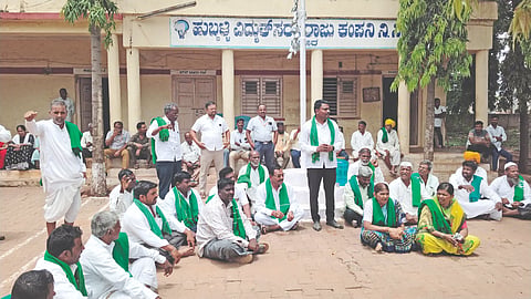 ಕೆರೂರದಲ್ಲಿ ವಿದ್ಯುತ್ ಖಾಸಗೀಕರಣ ವಿರೋಧಿಸಿ ಹೆಸ್ಕಾಂ ಕಚೇರಿ ಎದುರು ರೈತರು ಪ್ರತಿಭಟನೆ ನಡೆಸಿದರು. ರೈತ ಮುಖಂಡ ಯಲ್ಲಪ್ಪ ಹೆಗಡೆ, ಗೋವಿಂದಪ್ಪ ಬೆಳಗಂಟಿ, ಭೀಮಶಿ ಮಾಲಗಿ, ಸುರೇಶ ಪೂಜೇರಿ ಇತರರಿದ್ದರು.