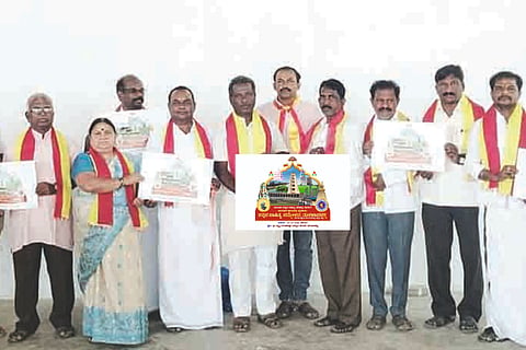 ಕಾರಟಗಿ ಸಮೀಪದ ಮರ್ಲಾನಹಳ್ಳಿ ಗ್ರಾಮದಲ್ಲಿ ತಾಲೂಕು ಮಟ್ಟದ ತೃತೀಯ ಕನ್ನಡ ಸಾಹಿತ್ಯ ಸಮ್ಮೇಳನದ ಲಾಂಛನವನ್ನು ಭಾನುವಾರ ಬಿಡುಗಡೆಗೊಳಿಸಲಾಯಿತು. ಕಸಾಪ ಜಿಲ್ಲಾಧ್ಯಕ್ಷ ಶರಣೇಗೌಡ ಪೊ.ಪಾ., ಪ್ರಮುಖರಾದ ರಮೇಶ ಬನ್ನಿಕೊಪ್ಪ, ಸೋಮನಾಥ ದೊಡ್ಡಮನಿ  ಇತರರಿದ್ದರು.