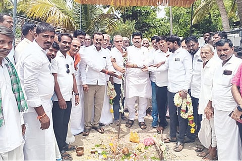 ಕಾರಟಗಿ: ಹನ್ನೆರಡು ಎಕರೆ ಸರ್ಕಾರಿ ಭೂಮಿಯಲ್ಲಿ ಮೂರು ಎಕರೆಯಲ್ಲಿ ಪ್ರಜಾಸೌಧ, ಐದು ಎಕರೆಯಲ್ಲಿ ಕ್ರೀಡಾಂಗಣ ಹಾಗೂ ನಾಲ್ಕು ಎಕರೆಯಲ್ಲಿ ನ್ಯಾಯಾಲಯ ಸಂಕೀರ್ಣ ನಿರ್ಮಾಣವಾಗುವುದರಿಂದ ವಿಶಾಲವಾದ ರಸ್ತೆ ನಿರ್ಮಿಸಲಾಗುತ್ತಿದ್ದು, ಇದರಿಂದ ಈ ಪ್ರದೇಶದ ಅಭಿವೃದ್ಧಿಗೆ ಹೊಸ ಆಯಾಮ ಸಿಗಲಿದೆ ಎಂದು ಶಾಸಕ ಶಿವರಾಜ ತಂಗಡಗಿ ತಿಳಿಸಿದರು. ಕ್ಷೇತ್ರದ ವಿವಿಧ ಗ್ರಾಮಗಳಲ್ಲಿ ಮೂಲಸೌಕರ್ಯ ಅಭಿವೃದ್ಧಿಗಾಗಿ 5 ಕೋಟಿ ರೂ. ಅನುದಾನದಲ್ಲಿ ಸಿಸಿ ರಸ್ತೆ ಹಾಗೂ ಚರಂಡಿ ನಿರ್ಮಾಣ ಕಾಮಗಾರಿಗಳಿಗೆ ಶಾಸಕ ಶಿವರಾಜ ತಂಗಡಗಿ ಭೂಮಿಪೂಜೆ ನೆರವೇರಿಸಿ ಮಾತನಾಡಿದರು. ಹಿಂದಿನ ಬಿಜೆಪಿ ಸರ್ಕಾರದ ಅವಧಿಯಲ್ಲಿ ಯೋಜನೆ ಅನುಷ್ಠಾನದಲ್ಲಿ ನಡೆದ ದೋಷಗಳಿಂದ ಈ ಮೊದಲು ಉದ್ದೇಶಿಸಿದ ಪಟ್ಟಣದ ಕೆರೆ ಪ್ರದೇಶದಲ್ಲಿ ಕಾಮಗಾರಿ ಕೈಗೊಳ್ಳಲು ಸಾಧ್ಯವಾಗಲಿಲ್ಲ. ಪ್ರಜಾಸೌಧ ಮತ್ತು ಆಸ್ಪತ್ರೆ ಕಾಮಗಾರಿಗಳನ್ನು ಶೀಘ್ರ ಆರಂಭಿಸಿ ಪೂರ್ಣಗೊಳಿಸಲು ಅಧಿಕಾರಿಗಳಿಗೆ ಈಗಾಗಲೇ ಸೂಚಿಸಲಾಗಿದೆ. ಅಲ್ಲದೆ, ಬೂದುಗುಂಪ ರಸ್ತೆಯ ಸರ್ಕಾರಿ ಜಾಗದಲ್ಲಿ ವಿದ್ಯಾರ್ಥಿಗಳಿಗಾಗಿ ದೊಡ್ಡ ವಸತಿ ನಿಲಯ ನಿರ್ಮಿಸುವ ಉದ್ದೇಶವಿದ್ದು, ಸರ್ಕಾರಕ್ಕೆ ಪ್ರಸ್ತಾವನೆ ಸಲ್ಲಿಸಲಾಗಿದೆ ಎಂದು ಹೇಳಿದರು. ಅಮೃತ-2 ಯೋಜನೆಯಡಿ ಕಾರಟಗಿ ಮತ್ತು ಕನಕಗಿರಿ ತಾಲೂಕುಗಳ ಸಮಗ್ರ ಅಭಿವೃದ್ಧಿಗಾಗಿ ಮೊದಲ ಹಂತದಲ್ಲಿ 124 ಕೋಟಿ ರೂ.ಗಳ ಮೊತ್ತದ ಪ್ರಸ್ತಾವನೆ ಸಲ್ಲಿಸಲಾಗಿತ್ತು. ಇದೀಗ ಎರಡನೇ ಹಂತದಲ್ಲಿ 94 ಕೋಟಿ ಮೊತ್ತದ ಮತ್ತೊಂದು ಪ್ರಸ್ತಾವನೆಯನ್ನು ಸರ್ಕಾರಕ್ಕೆ ಕಳುಹಿಸಲಾಗಿದೆ ಎಂದು ಮಾಹಿತಿ ನೀಡಿದರು. ಸಚಿವ ಸ್ಥಾನ ಸಿಗುವ ವಿಶ್ವಾಸ : ಪಕ್ಷದ ವರಿಷ್ಠರು, ನಾನು ಇದುವರೆಗೆ ಮಾಡಿರುವ ಕೆಲಸಗಳು, ಇಲಾಖೆಗಳ ಪ್ರಗತಿ ಹಾಗೂ ಪಕ್ಷ ಸಂಘಟನೆ ಗುರುತಿಸಿ ಮತ್ತೊಮ್ಮೆ ಸಚಿವ ಸ್ಥಾನ ನೀಡುವ ವಿಶ್ವಾಸವಿದೆ ಎಂದು ಹೇಳಿದರು.  ವಿವಿಧ ಕಾಮಗಾರಿಗಳು: ಜೂರಟಗಿ ಬಳಿ ನಿರ್ಮಿಸಲಾಗುತ್ತಿರುವ ಪ್ರಜಾಸೌಧಕ್ಕೆ ಆರ್.ಜಿ.ರಾಜ್ಯಹೆದ್ದಾರಿಯಿಂದ ಸಂಪರ್ಕ ಕಲ್ಪಿಸಲು 2.42ಕೋಟಿ ರೂ. ವೆಚ್ಚದಲ್ಲಿ ರಸ್ತೆ ನಿರ್ಮಾಣ, ಗುಡೂರು ಹಾಗೂ ಹುಳ್ಕಿಹಾಳ ಗ್ರಾಮಗಳ ಎಸ್ಟಿ ಕಾಲನಿಗಳಲ್ಲಿ ತಲಾ 1 ಕೋಟಿ ರೂ. ವೆಚ್ಚದಲ್ಲಿ ಸಿಸಿ ರಸ್ತೆ ಹಾಗೂ ಚರಂಡಿ, ಮೈಲಾಪುರ ಗ್ರಾಮದ ಎಸ್ಸಿ ಕಾಲನಿಯಲ್ಲಿ ಸಿಸಿ ರಸ್ತೆಗೆ 25 ಲಕ್ಷ ರೂ., ಬೇವಿನಾಳ ಗ್ರಾಮದಲ್ಲಿ ಮುಖ್ಯರಸ್ತೆಯಿಂದ ಅಗಸಿವರೆಗೆ 32 ಲಕ್ಷ  ರೂ. ವೆಚ್ಚದ ರಸ್ತೆ ನಿರ್ಮಾಣಕ್ಕೆ ಚಾಲನೆ ನೀಡಲಾಯಿತು. ಪುರಸಭೆ ಅಧ್ಯಕ್ಷ ಮಂಜುನಾಥ ಮೇಗೂರು, ಸ್ಥಾಯಿಸಮಿತಿ ಅಧ್ಯಕ್ಷ ದೊಡ್ಡಬಸವರಾಜ ಬೂದಿ, ಗ್ಯಾರಂಟಿ ಸಮಿತಿ ಜಿಲ್ಲಾ ಉಪಾಧ್ಯಕ್ಷ ನಾಗರಾಜ ಅರಳಿ, ಸದಸ್ಯ ಸೋಮನಾಥ ದೊಡ್ಡಮನಿ ಇತರರಿದ್ದರು. 