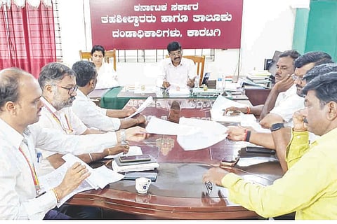 ಕಾರಟಗಿ ತಹಸಿಲ್ ಕಚೇರಿಯಲ್ಲಿ ಮತದಾರರ ಕರಡು ಪಟ್ಟಿ ಪರಿಶೀಲನೆ ಸಭೆ ಮತದಾರರ ಉಪನೋಂದಣಾಧಿಕಾರಿ ಟಿ.ಕೃಷ್ಣಮೂರ್ತಿ ಅಧ್ಯಕ್ಷತೆಯಲ್ಲಿ ನಡೆಯಿತು. ರಾಜಕೀಯ ಪಕ್ಷಗಳ ಪ್ರತಿನಿಧಿಗಳಾದ ಉಮೇಶ ಭಂಗಿ, ಅಯ್ಯಪ್ಪ ಉಪ್ಪಾರ, ದೇವರಾಜ ನಾಯಕ, ಬಸವರಾಜ ಎತ್ತಿನಮನಿ, ಪುರಸಭೆ ಮುಖ್ಯಾಧಿಕಾರಿ ಸಾಬಣ್ಣ ಕಟ್ಟೇಕಾರ, ತಾ.ಪಂ.ಒ ಲಕ್ಷ್ಮೀದೇವಿ ಇದ್ದರು.