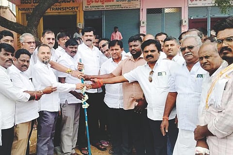 ಕಾರಟಗಿಯಲ್ಲಿ ವಿವಿಧ ಕಾಮಗಾರಿಗಳಿಗೆ ಜಿಲ್ಲಾ ಉಸ್ತುವಾರಿ ಸಚಿವ ಶಿವರಾಜ್ ತಂಗಡಗಿ ಸೋಮವಾರ ಭೂಮಿಪೂಜೆ ನೆರವೇರಿಸಿದರು. ಪುರಸಭೆ ಅಧ್ಯಕ್ಷ ಮಂಜುನಾಥ ಮೇಗೂರು, ಸ್ಥಾಯಿ ಸಮಿತಿ ಅಧ್ಯಕ್ಷ ದೊಡ್ಡಬಸವರಾಜ ಬೂದಿ, ಸದಸ್ಯರಾದ ಎಚ್.ಈಶಪ್ಪ, ಹಿರೇಬಸಪ್ಪ ಸಜ್ಜನ್, ಸುರೇಶ, ಸಿದ್ದಪ್ಪ ಬೇವಿನಾಳ, ಪ್ರಮುಖರಾದ ಶಶಿಧರಗೌಡ ಪಾಟೀಲ್, ಕೆ.ಸಿದ್ದನಗೌಡ ಇತರರಿದ್ದರು.