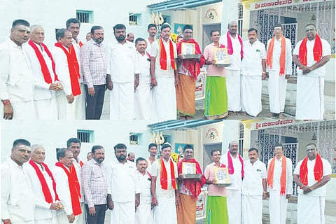 ಕಾರಟಗಿಯ ಮಹಾದೇಶ್ವರ ಸೇವಾ ಟ್ರಸ್ಟ್‌ನ ಪದಾಧಿಕಾರಿಗಳು ಶ್ರಾವಣ ಮಾಸದ ಕೊನೇ ದಿನ ಭಜನೆ ಕಾರ್ಯಕ್ರಮ ನೆರವೇರಿಸಿದರು. ಪ್ರಮುಖರಾದ ಸಿದ್ದರಾಮಯ್ಯ ಹಿರೇಮಠ, ಮಂಜುನಾಥ ಶೀಲವಂತರ್, ಮಲ್ಲಪ್ಪ ಕೊಟಗಿ, ಅರ್ಚಕರಾದ ಶರಣಯ್ಯಸ್ವಾಮಿ, ರುದ್ರಮುನಿ ಸ್ವಾಮಿ ಇತರರಿದ್ದರು.  