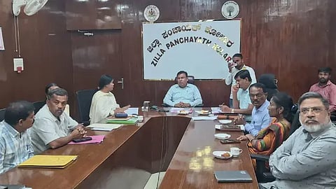  ಕೋಲಾರ ನಗರದ ಜಿಲ್ಲಾ ಪಂಚಾಯಿತಿ ಸಭಾಂಗಣದಲ್ಲಿ ಮಂಗಳವಾರ ನಡೆದ ಸಭೆಯಲ್ಲಿ ಜಿ.ಪಂ ಸಿಇಒ ಡಾ.ಪ್ರವಿಣ್​ ಪಿ.ಬಾಗೇವಾಡಿ ಮಾತನಾಡಿದರು. 