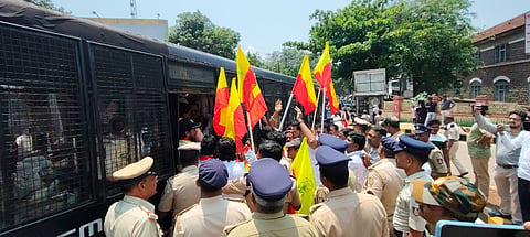  ಬೆಳಗಾವಿ ಕರ್ನಾಟಕದ ಅವಿಭಾಜ್ಯ ಅಂಗ ಎಂದು ನಿರ್ಣಯ ಮಂಡಿಸಲು ಆಗ್ರಹಿಸಿ ಬೆಳಗಾವಿಯಲ್ಲಿ ಗುರುವಾರ ಕರವೇ ಕಾರ್ಯಕರ್ತರು ಪ್ರತಿಭಟನೆ ನಡೆಸಿದರು. 