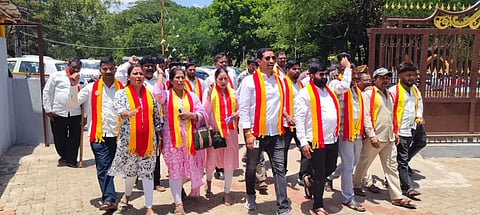  ಎಂಇಎಸ್ ಮೋರ್ಚಾಗೆ ಅನುಮತಿ ಕೊಡದಿರಲು ಆಗ್ರಹಿಸಿ ಬೆಳಗಾವಿಯಲ್ಲಿ ಗುರುವಾರ ಕರವೇ ಕಾರ್ಯಕರ್ತರು ಪ್ರತಿಭಟಿಸಿದರು. ದೀಪಕ ಗುಡಗನಟ್ಟಿ, ಸುರೇಶ ಗವನ್ನವರ, ಹೊಳೆಪ್ಪ ಸುಲದಾಳ, ಲಗಮಣ್ಣ ಮಾಳಂಗಿ, ಅಡವೆಪ್ಪ ತಲ್ಲೂರಿ, ಸತೀಶ ಗುಡದವರ, ರೂಪಾ ಬಾರಿಗಡ್ಡಿ, ಸಂಗೀತಾ ಕಾಂಬಳೆ ಇತರರಿದ್ದರು.