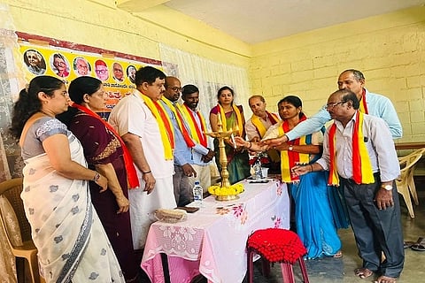 ಕುಶಾಲನಗರ ಕನ್ನಡ ಸಾಹಿತ್ಯ ಪರಿಷತ್ತು ವತಿಯಿಂದ ಅನುಗ್ರಹ ಕಾಲೇಜು ಸಂಭಾಗಣದಲ್ಲಿ ಆಯೋಜಿಸಿದ್ದ ದಿ.ಹಂಚೆಟಿರ ಕುಟ್ಟಪ್ಪ ಮತ್ತು ಕಾಮವ್ವ ದಂಪತಿ ಜ್ಞಾಪಕಾರ್ಥ ಜನಪದ ಕಲೆಯ ಕುರಿತ ಉಪನ್ಯಾಸ ಕಾರ್ಯಕ್ರಮವನ್ನು ಗಣ್ಯರು ಉದ್ಘಾಟಿಸಿದರು. ಡಾ. ಜಮೀರ್ ಅಹಮದ್, ಎಂ.ಪಿ. ಕೇಶವ ಕಾಮತ್, ಕೆ.ಎಸ್. ನಾಗೇಶ್, ಫ್ಯಾನ್ಸಿ ಮುತ್ತಣ್ಣ, ಡಾ. ಬಿ.ಡಿ. ಚೈತ್ರ, ಶೈಲ ಪ್ರೇಮಕುಮಾರ್ ಇದ್ದರು.