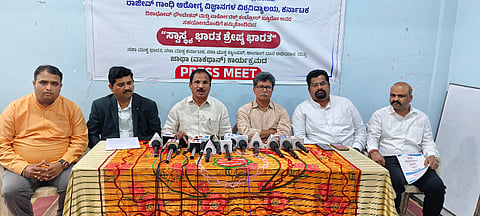  ಬೆಳಗಾವಿ ನಗರದ ಕನ್ನಡ ಸಾಹಿತ್ಯ ಭವನದಲ್ಲಿ ಗುರುವಾರ ಸುದ್ದಿಗೋಷ್ಠಿಯಲ್ಲಿ  ಡಾ.ರವಿ ಪಾಟೀಲ ಮಾತನಾಡಿದರು.  ಲಕ್ಷ್ಮಣ ಅರಮನಿ, ಎ.ಎಸ್.ನಾಗಲಿಕರ, ಡಾ.ಅಡಿವೇಶ  ಅರಕೇರಿ ಇತರರಿದ್ದರು.