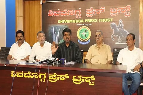 ಶಿವಮೊಗ್ಗದಲ್ಲಿ ಕೆಎಸ್‌ಸಿಎ ನಿರ್ದೇಶಕ, ಎಂಎಲ್‌ಸಿ ಡಿ.ಎಸ್.ಅರುಣ್ ಮಾತನಾಡಿದರು. ಕೆಎಸ್‌ಸಿಎ ಶಿವಮೊಗ್ಗ ವಲಯ ಅಧ್ಯಕ್ಷ ಎನ್.ರಾಜೇಂದ್ರ ಕಾಮತ್, ವಲಯ ಸಂಚಾಲಕ ಎಚ್.ಎಸ್.ಸದಾನಂದ, ಐಡಿಯಲ್ ಗೋಪಿ ಸುದ್ದಿಗೋಷ್ಠಿಯಲ್ಲಿದ್ದರು.