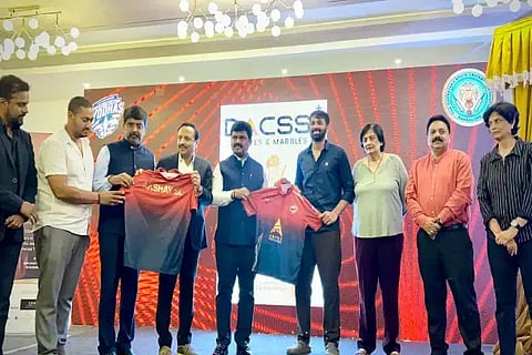 ಮಹಾರಾಜ ಟ್ರೋಫಿ ಕ್ರಿಕೆಟ್ ಟೂರ್ನಿಯಲ್ಲಿ ಆಡಲಿರುವ ಶಿವಮೊಗ್ಗ ಯೋಧಾಸ್ ತಂಡದ ಜೆರ್ಸಿಯನ್ನು ಬಿ.ವೈ.ರಾಘವೇಂದ್ರ ಅನಾವರಣಗೊಳಿಸಿದರು. ಡಿ.ಎಸ್.ಅರುಣ್, ವಿನಯ್ ಮೃತ್ಯುಂಜಯ, ದಿಗಂತ್, ಶಾಂತಾ ರಂಗಸ್ವಾಮಿ ಇತರರಿದ್ದರು.