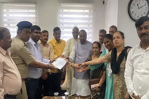 ಬಕ್ರೀದ್ ಹಬ್ಬದ ಸಂದರ್ಭ ಅಕ್ರಮ ಗೋಸಾಗಣೆ, ಹತ್ಯೆ ವಿರುದ್ಧ ಕ್ರಮಕ್ಕೆ ಆಗ್ರಹಿಸಿ ಕೆ.ಎಸ್.ಈಶ್ವರಪ್ಪ ನೇತೃತ್ವದಲ್ಲಿ ವಿ.ಅಭಿಷೇಕ್ ಅವರಿಗೆ ಮನವಿ ಸಲ್ಲಿಸಲಾಯಿತು. ಕೆ.ಇ.ಕಾಂತೇಶ್, ಉಮೇಶ್ ಆರಾಧ್ಯ, ಬಿ.ಎ.ರಂಗನಾಥ್, ಇ.ವಿಶ್ವಾಸ್, ಉಮಾದೇವಿ, ಸುಮತೀಂದ್ರಾಚಾರ್ ಇತರರಿದ್ದರು.