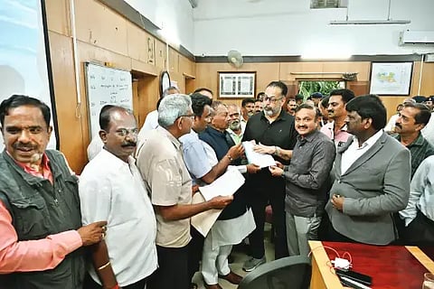 ಶರಾವತಿ ಪಂಪ್ಡ್ ಪ್ರಾಜೆಕ್ಟ್ ವಿರೋಧಿಸಿ ಕೆ.ಎಸ್.ಈಶ್ವರಪ್ಪ, ಕೆ.ಇ.ಕಾಂತೇಶ್, ಡಾ.ಕೆ.ಎಲ್.ಶ್ರೀಪತಿ, ಡಾ.ಶೇಖರ್ ಗೌಳೇರ್, ಮಹದೇವ ಸ್ವಾಮಿ, ಶ್ರೀಕಾಂತ್ ಮುಂತಾದವರು ಸುನೀಲ್ ಲಿಮಯೇ ಅವರಿಗೆ ಮನವಿ ಸಲ್ಲಿಸಿದರು.