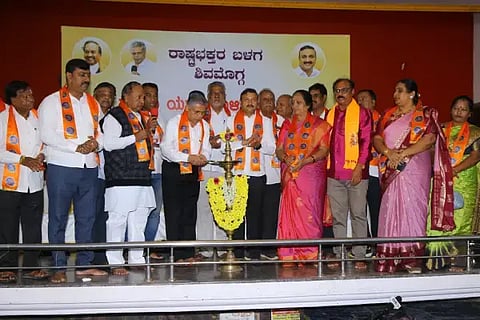 ಶಿವಮೊಗ್ಗದಲ್ಲಿ ರಾಷ್ಟ್ರಭಕ್ತರ ಬಳಗದ ಎಸ್‌ಐಆರ್ ಸಹಾಯವಾಣಿ ಕೇಂದ್ರವನ್ನು ವಕೀಲ ಎಂ.ಆರ್.ಸತ್ಯನಾರಾಯಣ ಉದ್ಘಾಟಿಸಿದರು. ಕೆ.ಎಸ್.ಈಶ್ವರಪ್ಪ, ಕೆ.ಇ.ಕಾಂತೇಶ್, ಸುವರ್ಣಾ ಶಂಕರ್, ಬಾಲು, ಇ.ವಿಶ್ವಾಸ್ ಇತರರಿದ್ದರು.