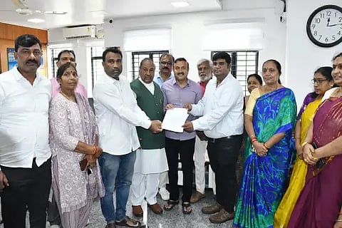 ಎಸ್‌ಐಆರ್ ಪ್ರಕ್ರಿಯೆಯಲ್ಲಿ ಉಂಟಾಗುತ್ತಿರುವ ತಾಂತ್ರಿಕ ಸಮಸ್ಯೆಗಳ ನಿವಾರಣೆಗೆ ಆಗ್ರಹಿಸಿ ರಾಷ್ಟ್ರಭಕ್ತರ ಬಳಗದಿಂದ ಅಪರ ಜಿಲ್ಲಾಧಿಕಾರಿಗೆ ಮನವಿ ಸಲ್ಲಿಸಲಾಯಿತು. ಕೆ.ಎಸ್.ಈಶ್ವರಪ್ಪ, ಕೆ.ಇ.ಕಾಂತೇಶ್, ಇ.ವಿಶ್ವಾಸ್, ಸುವರ್ಣಾ ಶಂಕರ್, ಲಕ್ಷ್ಮೀ ಶಂಕರನಾಯ್ಕ, ಶ್ರೀಕಾಂತ್, ಶಿವಾಜಿ ಇದ್ದರು.