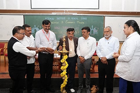 ವಿಶ್ವ ಕ್ಷಯರೋಗ ನಿರ್ಮೂಲನಾ ದಿನಾಚರಣೆ ಕಾರ್ಯಕ್ರಮವನ್ನು ಗಣ್ಯರು ಉದ್ಘಾಟಿಸಿದರು. ಡಾ.ಸನತ್ ಕುಮಾರ್, ರಾಮಚಂದ್ರ ಕಾಮತ್, ಡಾ.ಸತೀಶ್ ಕುಮಾರ್, ಡಾ.ಲೋಕೇಶ್ ಇತರರಿದ್ದರು.