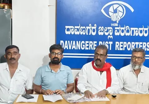 ಕೆಎಸ್‌ಆರ್‌ಟಿಸಿ ಸ್ಟಾಪ್ ಆ್ಯಂಡ್ ವರ್ಕರ್ಸ್‌ ಯೂನಿಯನ್ ದಾವಣಗೆರೆ ವಿಭಾಗದ ಅಧ್ಯಕ್ಷ ಎಚ್.ಜಿ. ಉಮೇಶ್ ಆವರಗೆರೆ ಸುದ್ದಿಗೋಷ್ಠಿಯಲ್ಲಿ ಮಾತನಾಡಿದರು. ಮಿರ್ಜಾ ರಹಮತ್ ಉಲ್ಲಾ, ಆನಂದನಾಯ್ಕ, ಪ್ರಕಾಶ್, ಈಶ್ವರ ಬಣವಿ ಇದ್ದರು. 