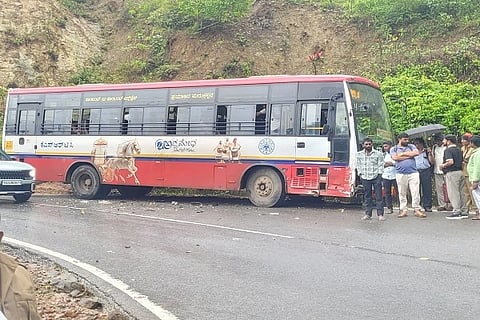 ಇತ್ತೀಚೆಗೆ ಮಡಿಕೇರಿ-ಸಂಪಾಜೆ ನಡುವಿನ ಹೆದ್ದಾರಿಯಲ್ಲಿ ಮಾರ್ಗ ನಿಂತಿದ್ದ ಕೆಎಸ್‌ಆರ್‌ಟಿಸಿ ಬಸ್