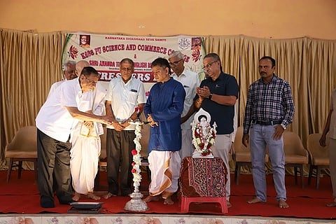 ಹುಬ್ಬಳ್ಳಿಯ ksss ಕೆಎಸ್‌ಎಸ್‌ಎಸ್ ಪದವಿ ಪೂರ್ವ ವಿಜ್ಞಾನ ಮತ್ತು ವಾಣಿಜ್ಯ ಕಾಲೇಜ್‌ನಲ್ಲಿ ಶನಿವಾರ ಏರ್ಪಡಿಸಿದ್ದ ಪ್ರಥಮ ವರ್ಷದ ವಿದ್ಯಾರ್ಥಿಗಳ ಸ್ವಾಗತ ಕಾರ್ಯಕ್ರಮವನ್ನು ಡಾ. ಸತ್ಯಮೂರ್ತಿ ಆಚಾರ್ಯ ಉದ್ಘಾಟಿಸಿದರು.