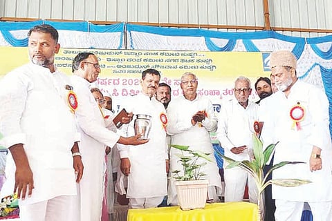 ಕುಷ್ಟಗಿ ಬೀಬಿ ಫಾತೀಮಾ ಶಾದಿಮಹಲ್‌ನಲ್ಲಿ ಹಮ್ಮಿಕೊಂಡಿದ್ದ ಎಸ್ಸೆಸ್ಸೆಲ್ಸಿ ಹಾಗೂ ಪಿಯುಸಿ ದ್ವೀತಿಯ ವರ್ಷದ ಅಲ್ಪ ಸಂಖ್ಯಾತರ ವಿದ್ಯಾರ್ಥಿಗಳಿಗೆ ಪ್ರತಿಭಾ ಪುರಸ್ಕಾರ ಹಾಗೂ ಶೈಕ್ಷಣಿಕ ಜಾಗೃತಿ ಕಾರ್ಯಕ್ರಮವನ್ನು ಮಾಜಿ ಸಚಿವ ಅಮರೇಗೌಡ ಪಾಟೀಲ್ ಬಯ್ಯಪುರ ಉದ್ಘಾಟಿಸಿದರು. ಜಾನಪದ ವಿದ್ವಾಂಸ ಡಾ.ಇಮಾಮಸಾಬ್ ಹಡಗಲಿ, ಕಾಡಾ ಅಧ್ಯಕ್ಷ ಹಸನಸಾಬ್ ದೋಟಿಹಾಳ್, ಮಾಜಿ ಶಾಸಕ ಕೆ.ಶರಣಪ್ಪ ಇತರರಿದ್ದರು.