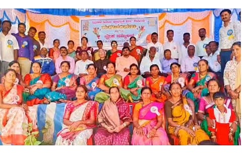 ಕುಷ್ಟಗಿ ತಾಲೂಕಿನ ಕೇಸೂರು ಗ್ರಾಮದ ಸರ್ಕಾರಿ ಹಿರಿಯ ಪ್ರಾಥಮಿಕ ಶಾಲೆಯಲ್ಲಿ ಗುರುವಂದನೆ ಹಾಗೂ ಸ್ನೇಹ ಸಮ್ಮಿಲನ ಕಾರ್ಯಕ್ರಮ ನಡೆಯಿತು. ನಿವೃತ್ತ ಪ್ರಾಚಾರ್ಯ ಆದಪ್ಪ ಸಾಲವಾಡಗಿ, ನಿವೃತ್ತ ಶಿಕ್ಷಕರಾದ ಗಂಗಪ್ಪ ನಿರಲಕೇರಿ, ಚಂದ್ರಶೇಖರ್ ದೇವರು ಹಾಗೂ ಹಳೇ ವಿದ್ಯಾರ್ಥಿಗಳು ಇದ್ದರು.