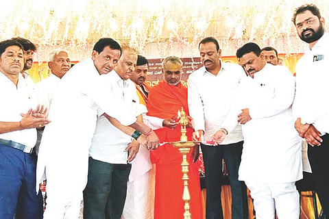 ಕುಷ್ಟಗಿ ತಾಲೂಕು ಹಾಲುಮತ ಸಮಾಜದಿಂದ ಆಯೋಜಿಸಿದ್ದ ಎಸ್ಸೆಸ್ಸೆಲ್ಸಿ ಹಾಗೂ ಪಿಯುಸಿ ಪ್ರತಿಭಾವಂತ ವಿದ್ಯಾರ್ಥಿಗಳಿಗೆ ಪ್ರತಿಭಾ ಪುರಸ್ಕಾರ ಸಮಾರಂಭವನ್ನು ಶಾಸಕ ದೊಡ್ಡನಗೌಡ ಪಾಟೀಲ್ ಉದ್ಘಾಟಿಸಿದರು. ಬಾದಿಮನಾಳದ ಶಿವಸಿದ್ದೇಶ್ವರ ಸ್ವಾಮೀಜಿ, ಸಂಸದ ರಾಜಶೇಖರ್ ಹಿಟ್ನಾಳ್, ಶಿವಾನಂದಯ್ಯ ಗುರುವಿನ್, ಶರಣಯ್ಯ ಗುರುವಿನ್, ಹಾಲುಮತ ಸಮಾಜದ ತಾಲೂಕು ಅಧ್ಯಕ್ಷ ಮಲ್ಲಣ್ಣ ಪಲ್ಲೇದ್ ಇತರರಿದ್ದರು.