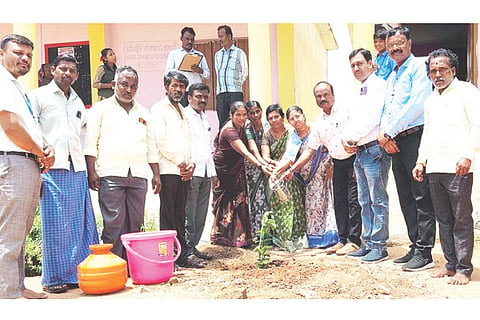 ಬಿಜಕಲ್ ಗ್ರಾಮದ ಸರ್ಕಾರಿ ಪ್ರೌಢ ಶಾಲೆಯಲ್ಲಿ ಏರ್ಪಡಿಸಿದ್ದ ಸಸಿ ನೆಡುವ ಕಾರ್ಯಕ್ರಮಕ್ಕೆ ಗಣ್ಯರು ಚಾಲನೆ ನೀಡಿದರು. ಎಸ್‌ಕೆಡಿಆರ್‌ಡಿ ದೋಟಿಹಾಳ ವಿಭಾಗದ ಸೇವಾ ಉಸ್ತುವಾರಿ ಶರಣಪ್ಪ ಹೆಸರೂರು, ಮುಖ್ಯ ಶಿಕ್ಷಕರಾದ ಬಸವರಾಜ ಬಾಗಲಿ, ಪಾರ್ವತಿ ಮಾತನಾಡಿದರು. ಎಸ್ಡಿಎಂಸಿ ಅಧ್ಯಕ್ಷ ವೀರನಗೌಡ ಪಾಟೀಲ್ ಇನ್ನಿತರರಿದ್ದರು.