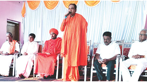 ಕುಷ್ಟಗಿಯ ಮದ್ದಾನೇಶ್ವರ ಮಠದಲ್ಲಿ ಏರ್ಪಡಿಸಿದ್ದ ಪೂರ್ವಭಾವಿ ಸಭೆಯಲ್ಲಿ ಕರಿಬಸವ ಶಿವಾಚಾರ್ಯರ ಮಾತನಾಡಿದರು. ಅಭಿನವ ಕರಿಬಸವ ಶಿವಾಚಾರ್ಯ ಸ್ವಾಮೀಜಿ, ಚಂದ್ರಶೇಖರ ದೇವರು, ಮಾಜಿ ಶಾಸಕ ಕೆ.ಶರಣಪ್ಪ ಇತರರಿದ್ದರು.