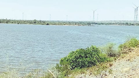 ಬೇಸಿಗೆಯಲ್ಲೂ ಭರ್ತಿಯಾಗಿರುವ ಕುಷ್ಟಗಿ ತಾಲೂಕಿನ ಹುಲಿಯಾಪುರ ಗ್ರಾಮದ ಕೆರೆ.