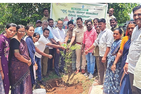 ಕೇಸೂರು ಗ್ರಾಮ ಪಂಚಾಯಿತಿ ಆವರಣದಲ್ಲಿ ಸಸಿ ನೆಡುವ ಕಾರ್ಯಕ್ರಮ ಜರುಗಿತು. ತಾಪಂ ಇಒ ಅಮರೇಶ್ ಯಾದವ್, ತಾಲೂಕು ಸಾಮಾಜಿಕ ವಲಯ ಅರಣ್ಯ ಅಧಿಕಾರಿ, ಎಡಿ ನಿಂಗನಗೌಡ, ಪಿಡಿಒ ವಾಗೀಶ್ ಇತರರಿದ್ದರು. 