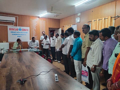 ಕುಷ್ಟಗಿಯಲ್ಲಿ ಶಾಸಕ ದೊಡ್ಡನಗೌಡ ಪಾಟೀಲ್ ಹಾಗೂ ತಹಸೀಲ್ದಾರ್ ಅಶೋಕ ಶಿಗ್ಗಾಂವಿ ಎದುರು ಪ್ರಾಥಮಿಕ ಶಾಲಾ ಶಿಕ್ಷಕರ ಸಂಘದ ಪದಾಧಿಕಾರಿಗಳು ಮನವಿ ಮಾಡಿದರು. ಸಂಘದ ತಾಲೂಕು ಅಧ್ಯಕ್ಷ ಬೀರಪ್ಪ ಕುರಿ, ಗೌರವಾಧ್ಯಕ್ಷ ನಿಂಗಪ್ಪ ಗುನ್ನಾಳ, ಕೋಶಾಧ್ಯಕ್ಷ ಮಹೇಶ ಪಡಿ, ಸಹಕಾರ್ಯದರ್ಶಿ ಪ್ರಭಾವತಿ ಮಾಳಗಿ,ಇತರರಿದ್ದರು.