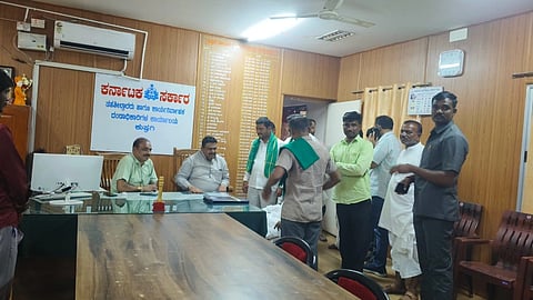 ಕುಷ್ಟಗಿಯ ತಾಲೂಕು ಕಾರ್ಯಾಲಯದಲ್ಲಿ ಶಾಸಕ ದೊಡ್ಡನಗೌಡ ಪಾಟೀಲ್, ತಹಸೀಲ್ದಾರ್ ಅಶೋಕ ಶಿಗ್ಗಾವಿಗೆ ರೈತ ಪರ ಹೋರಾಟ ಸಂಘದ ಪದಾಧಿಕಾರಿಗಳು ಮನವಿ ಮಾಡಿದರು.ಸಂಘದ ರಾಜ್ಯ ಉಪಾಧ್ಯಕ್ಷ ಮಲ್ಲಿಕಾರ್ಜುನ ದೋಟಿಹಾಳ, ಪ್ರ.ಕಾರ್ಯದರ್ಶಿ ಹನುಮೇಶ ಶಾಖಾಪುರ, ಜಿಲ್ಲಾ ಅಧ್ಯಕ್ಷ ಹೊನ್ನಪ್ಪ ಎಚ್. ತಳವಾರ, ತಾಲೂಕು ಅಧ್ಯಕ್ಷ ಶರಣಪ್ಪ ಮೇಗೂರು ಇದ್ದರು.