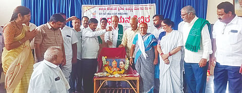 ತಾವರಗೇರಾದಲ್ಲಿ ಆಯೋಜಿಸಿರುವ 371 (ಜೆ) ಕುರಿತು ಎರಡು ದಿನಗಳ ವಿಶೇಷ ಅಧ್ಯಯನ ಶಿಬಿರಕ್ಕೆ ಹಿರಿಯ ಹೋರಾಟಗಾರ್ತಿ ಮೀನಾಕ್ಷಿ ಬಾಳಿ ಶನಿವಾರ ಚಾಲನೆ ನೀಡಿದರು. ಪ್ರಮುಖರಾದ ರಾಘವೇಂದ್ರ ಕುಷ್ಟಗಿ, ಚಾಮರಸ ಮಾಲಿಪಾಟೀಲ್, ಡಾ.ರಜಾಕ್ ಉಸ್ತಾದ್, ಕೆ.ನೀಲಾ, ಜೆ.ವೀರಸಂಗಯ್ಯ, ನಜೀರಸಾಬ್ ಮೂಲಿಮನಿ, ಮಹೇಶ ಕಲಬುರಗಿ ಇದ್ದರು.