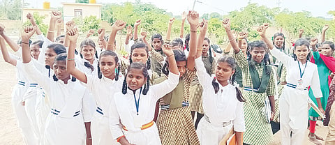 ಅಮೀನಗಡದಲ್ಲಿ ಬಾಲಕಿಯರ ವಸತಿ ನಿಲಯದ ವಿದ್ಯಾರ್ಥಿನಿಯರು ಪ್ರತಿಭಟನೆ ನಡೆಸಿದರು.