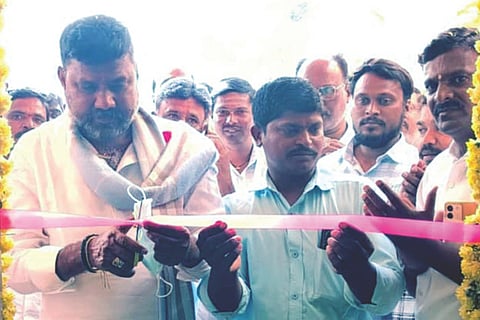 ಕವಿತಾಳ ಸಮೀಪದ ಚಿಕ್ಕದಿನ್ನಿ ಗ್ರಾಮದಲ್ಲಿ ಸಹಿಪ್ರಾ ಶಾಲೆ ಕಟ್ಟಡವನ್ನು ಶಾಸಕ ಆರ್.ಬಸನಗೌಡ ತುರ್ವಿಹಾಳ ಉದ್ಘಾಟಿಸಿದರು. ಎಸ್ಡಿಎಂಸಿ ಅಧ್ಯಕ್ಷ ನಭಿರಸೂಲ್, ಮುಖ್ಯಶಿಕ್ಷಕ ಶಿವರಾಜ ಗುಡದೂರು ಇತರರಿದ್ದರು.