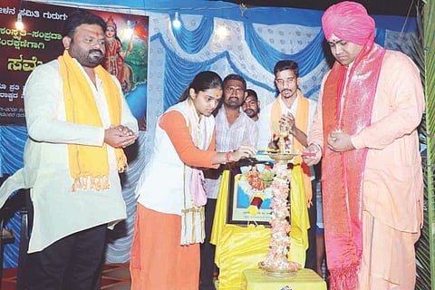 ಗುರುಂಟಾದಲ್ಲಿ ಆಯೋಜಿಸಿದ್ದ ಹಿಂದೂ ಸಮಾವೇಶವನ್ನು ವಾಗ್ಮಿ ಹಾರಿಕಾ ಮಂಜುನಾಥ ಉದ್ಘಾಟಿಸಿದರು. ದೇವರಭೂಪೂರಿನ ಬೃಹನ್ಮಠದ ಶ್ರೀ ಗಜದಂಡ ಶಿವಾಚಾರ್ಯರು ಹಾಗೂ ಸಂಸ್ಥಾನಿಕ ರಾಜಾ ಸೋಮನಾಥನಾಯಕ ಇತರರಿದ್ದರು. 