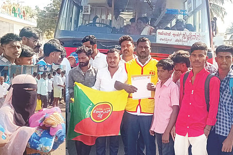 ಸಮಯಕ್ಕೆ ಸರಿಯಾಗಿ ವಿದ್ಯಾರ್ಥಿಗಳಿಗೆ ಬಸ್ ವ್ಯವಸ್ಥೆ ಕಲ್ಪಿಸುವಂತೆ ಆಗ್ರಹಿಸಿ ಅಮೀನಗಡದಲ್ಲಿ ಪ್ರತಿಭಟನೆ ನಡೆಸಲಾಯಿತು. ವಿದ್ಯಾರ್ಥಿಗಳಾದ ಮಂಜುನಾಥ, ಚನ್ನಬಸವ, ಶಾಹಿದ್, ಹನುಮಂತ, ವಿರಾಜ, ಶರಣಬಸವ, ಮಂಜುಳಾ, ದೇವಮ್ಮ ಇತರರಿದ್ದರು. ಬಸ್ ತಡೆದಿದ್ದರಿಂದ ತಾಯಿಯೊಬ್ಬರು ಮಗುವನ್ನು ಚಿಕಿತ್ಸೆಗಾಗಿ ಕರೆದೊಯ್ಯಲು ಪರದಾಡಿದರು.