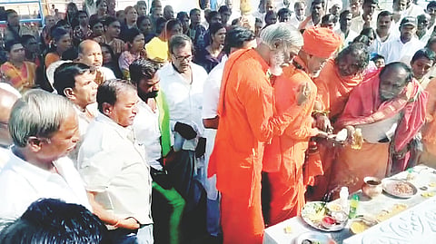 ವಟಗಲ್ ಗ್ರಾಮದಲ್ಲಿ ಶ್ರೀ ಬಸವೇಶ್ವರರ ನೂತನ ದೇವಸ್ಥಾನದ ಹೊಸ್ತಿಲು ಪೂಜೆಯನ್ನು ಯದ್ದಲದೊಡ್ಡಿಯ ಸಿದ್ಧಲಿಂಗ ಸ್ವಾಮೀಜಿ ನೆರವೇರಿಸಿದರು. ಕರೆಗುಡ್ಡದ ಮಹಾಂತ ಸ್ವಾಮೀಜಿ, ಹನುಕುಂಟಿ ಸ್ವಾಮೀಜಿ, ಹೂವಿನಬಾವಿಯ ಸಿದ್ಧಲಿಂಗ ಸಾಮೀಜಿ, ಗ್ರಾಪಂ ಅಧ್ಯಕ್ಷ ಬಸವರಾಜ ಬಾಲರಡ್ಡಿ, ಸದಸ್ಯರಾದ ಆದನಗೌಡ, ಮಲ್ಲಿಕಾರ್ಜುನ, ಪ್ರಮುಖರಾದ ಯಂಕನಗೌಡ, ಬಲವಂತರಾಯಗೌಡ ಇತರರಿದ್ದರು.