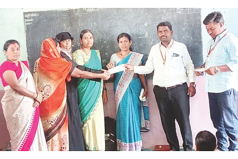 ಅಮೀನಗಡದ ಸರ್ಕಾರಿ ಹಿರಿಯ ಪ್ರಾಥಮಿಕ ಶಾಲೆಯಲ್ಲಿ ಆಯೋಜಿಸಿದ್ದ ಶ್ರೀ ಜ್ಯೋತಿ ಸಂಜೀವಿನಿ ಗ್ರಾಪಂ ಮಟ್ಟದ ಮಾಸಿಕ ಸಭೆಯಲ್ಲಿ ಶಾಫೀಯಾ ಸಂಜೀವಿನಿ ಸ್ವ ಸಹಾಯ ಗುಂಪಿಗೆ ಸಾಲದ ಚೆಕ್ ವಿತರಿಸಲಾಯಿತು. ತಾಪಂನ ಎನ್‌ಆರ್‌ಎಲ್‌ಎಂ ವ್ಯವಸ್ಥಾಪಕ ಈರಪ್ಪ ಗುರಿಕಾರ, ಕಾರ್ಯಕ್ರಮ ವ್ಯವಸ್ಥಾಪಕ ಪ್ರಕಾಶ,  ಜಮೀಲಾ ಬೇಗಂ, ಕಾವೇರಿ, ಬಸ್ಮಮ ಇತರರಿದ್ದರು. 