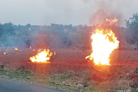 ತೊಪ್ಪಲದೊಡ್ಡಿಯಲ್ಲಿ ರೈತರು ಕೋಲಿ, ಕಸ ಸುಡುತ್ತಿರುವುದು.