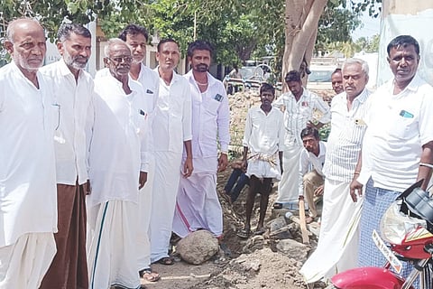 ಹಾಲಪೂರ ಗ್ರಾಮದಲ್ಲಿ ನೀರಿನ ಸಮಸ್ಯೆಯಾದ ಪ್ರಯುಕ್ತ ಸಾರ್ವಜನಿಕರು ಸ್ವಂತ ಹಣದಲ್ಲಿ ಪೈಪ್‌ಲೈನ್ ದುರಸ್ತಿ ಮಾಡಿಸಿದರು. ಈರನಗೌಡ ದಳಪತಿ, ಗೂಳಯ್ಯಸ್ವಾಮಿ, ಶಿವನಗೌಡ, ನಾಗೇಶ ನಾಯಕ, ನಾಗರಡ್ಡಿಗೌಡ, ಬಸನಗೌಡ ಮಾಪಾ, ಮುದುಕನಗೌಡ, ಬಸವಲಿಂಗ, ಮಹಾಂತೇಶ ಮರಾಠ, ಆದಪ್ಪ ತುಂಟಪೂರ ಇದ್ದರು.
