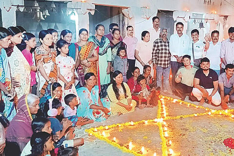 ಅಮೀನಗಡದ ಹುಚ್ಚಬುಡ್ಡೇಶ್ವರ ದೇವಸ್ಥಾನದಲ್ಲಿ ದಿಪೋತ್ಸವ ಕಾರ್ಯಕ್ರಮ ನಡೆಯಿತು. ವಾಸ್ತುತಜ್ಞ ಸಂಜೀವ ಜೋಷಿ, ಹುಚ್ಚಬುಡ್ಡೇಶ್ವರ ಮಠದ ಹುಚ್ಚಪ್ಪ ತಾತ, ಪ್ರಮುಖರಾದ ರಾಜೀವ್ ಜೋಷಿ, ವಿಲಾಸ ಕುಲಕರ್ಣಿ, ರಜನಿ, ರಾಘವೇಂದ್ರ ಕುಲಕರ್ಣಿ, ಅಮರೇಶ ದೇಸಾಯಿ, ನಾಗರಾಜ ನಿರೋಳರು, ಮಂಜೂರ್ ಇತರರಿದ್ದರು.