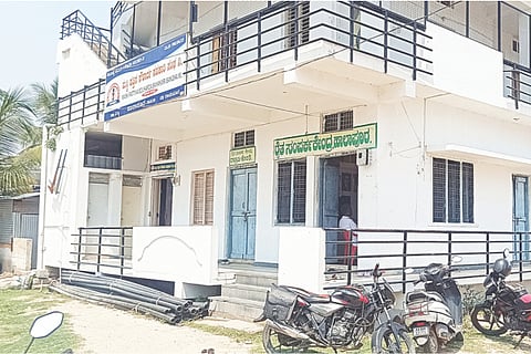  ಹಾಲಾಪುರದಲ್ಲಿ ಬಾಡಿಗೆ ಕಟ್ಟಡದಲ್ಲಿರುವ ರೈತ ಸಂಪರ್ಕ ಕೇಂದ್ರ.