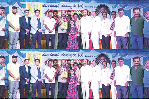 ಕೊಟ್ಟೂರಿನಲ್ಲಿ ಆಯೋಜಿಸಿದ್ದ ಸಂಗೀತ ಹಾಗೂ ನಾಟಕೋತ್ಸವ ಸಮಾರಂಭದಲ್ಲಿ ಹಾಸ್ಯ ಕಲಾವಿದ ಕೋಗಳಿ ಕೊಟ್ರೇಶ, ಸರಿಗಮಪ ಕಲಾವಿದರನ್ನು ಗೌರವಿಸಲಾಯಿತು. ಬೀಜ ನಿಗಮದ ನಿರ್ದೇಶಕ ಸಾವಜ್ಜಿ ರಾಜೇಂದ್ರ ಪ್ರಸಾದ್, ಕಲಾ ಕೇಂದ್ರದ ಅಧ್ಯಕ್ಷ ಎಂ.ಎಂ.ಜೆ.ಸತ್ಯಪ್ರಕಾಶ್, ಪ್ರಮುಖರಾದ ಎಸ್.ಎಂ.ಮರುಳಸಿದ್ದಯ್ಯ, ಪಿ.ಎಂ.ಬಸವಲಿಂಗಯ್ಯ ಇತರರಿದ್ದರು. 