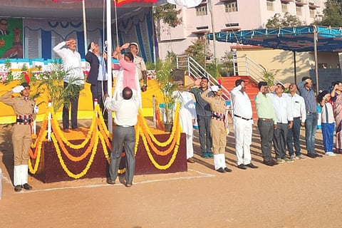 ಕೊಟ್ಟೂರಿನಲ್ಲಿ ತಾಲೂಕು ಅಡಳಿತದಿಂದ ಏರ್ಪಡಿಸಿದ್ದ ಗಣರಾಜ್ಯೋತ್ಸವ  ಕಾರ್ಯಕ್ರಮದಲ್ಲಿ ಧ್ವಜವಂದನೆ ಸಲ್ಲಿಸಲಾಯಿತು. ಶಾಸಕ ಕೆ.ನೇಮಿರಾಜ ನಾಯ್ಕ, ತಹಸೀಲ್ದಾರ್ ಜಿ.ಕೆ.ಅಮರೇಶ್, ತಾಪಂ ಇಒ ಡಾ. ಬಿ.ಆನಂದಕುಮಾರ್ ಇತರರಿದ್ದರು. 
